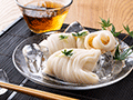 日本の七夕祭りは、7月7日や月遅れの8月7日、あるいはそれらの前後の時期に開催されている。七夕の行事食は「そうめん」です。その由来は「索餅（さくべい）」という小麦粉を練って縄のかたちに形成された小麦粉のお菓子を7月7日に食べると無病息災で過ごせるというもの。索餅はやがて作り方や形を変えて「そうめん」へと変化し、七夕にはそうめんを食べるようになったと考えられています。天の川や織姫の織り糸に見立てているという説もあります。最近では色とりどりのそうめんがあり、人参やオクラを星に見立てて飾ります。委託給食会社のラフトでは、七夕にちなんだお菓子を提供します。
